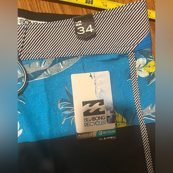 Billabong Pineapple Boardshorts Size 34 - Picture 3 of 10